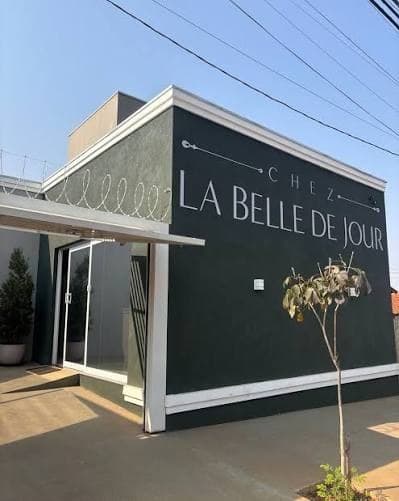 Fachada da clínica Chez La Belle de Jour, onde a Dra. Giovana Mello atende em Bauru